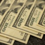 Como investir em dólar: benefícios, riscos e alternativas para brasileiros